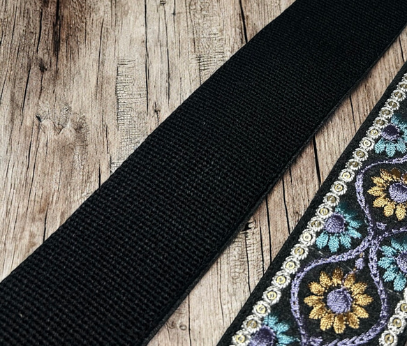 50mm太幅・斜め掛けショルダーストラップ★黒ベルト+黒地に紫・水色・金茶・白のエスニック風花刺繍の極太ショルダー 4枚目の画像