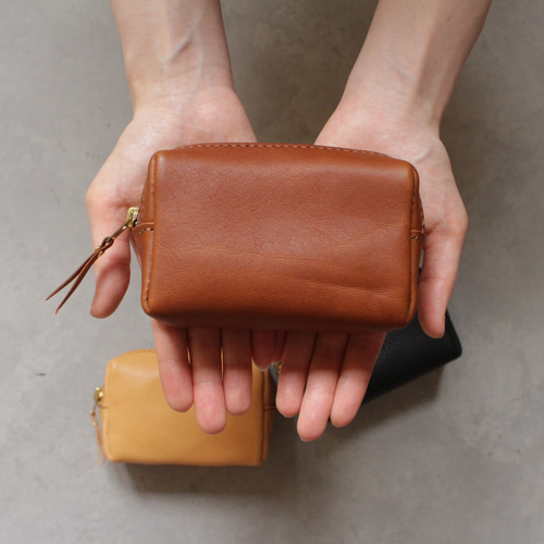 サエラ　ヒスクローネ　スクエア型ポーチ レザースクエアポーチ