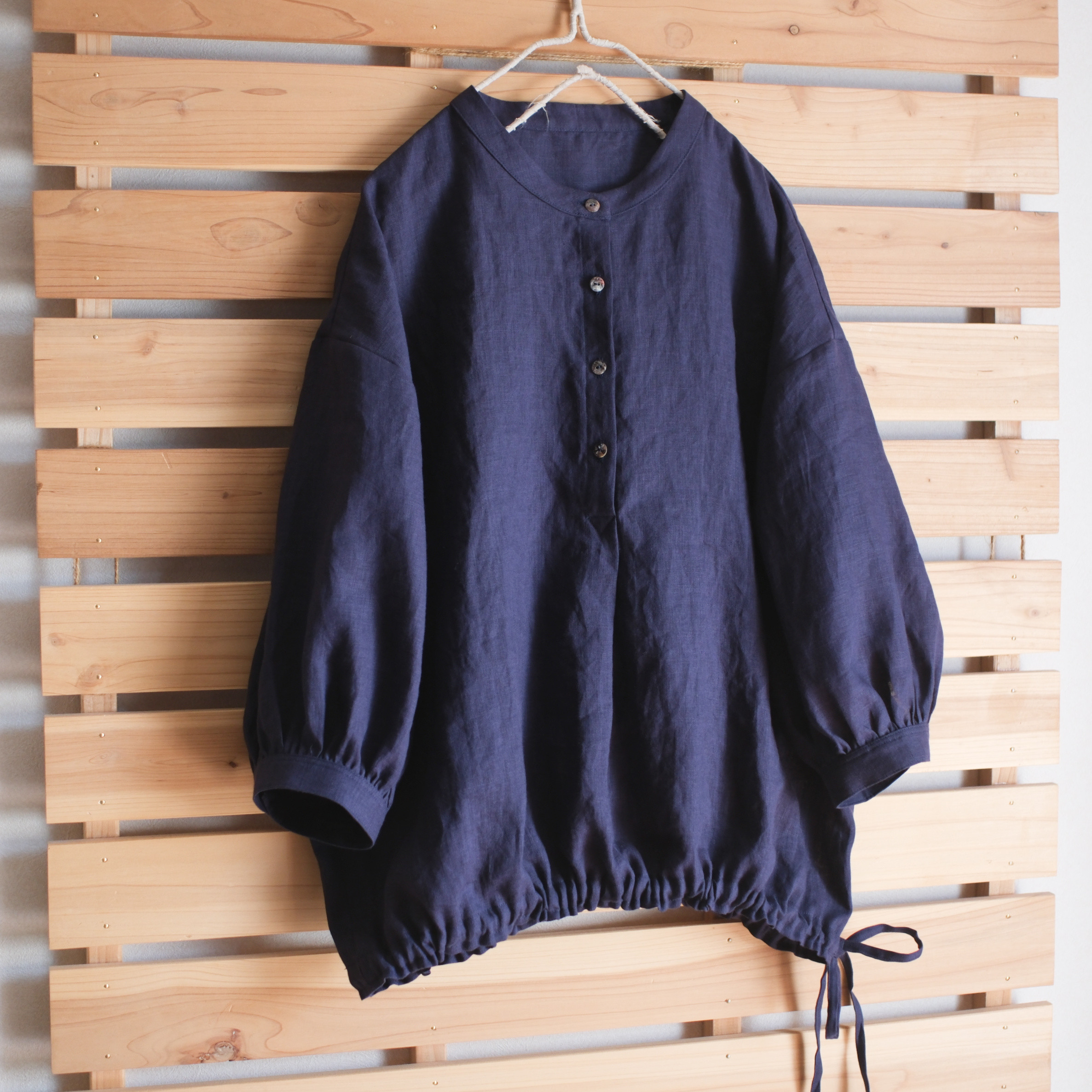 定形外郵便のみ送料無料＊リネンのヘンリーネックブラウス＊ネイビー