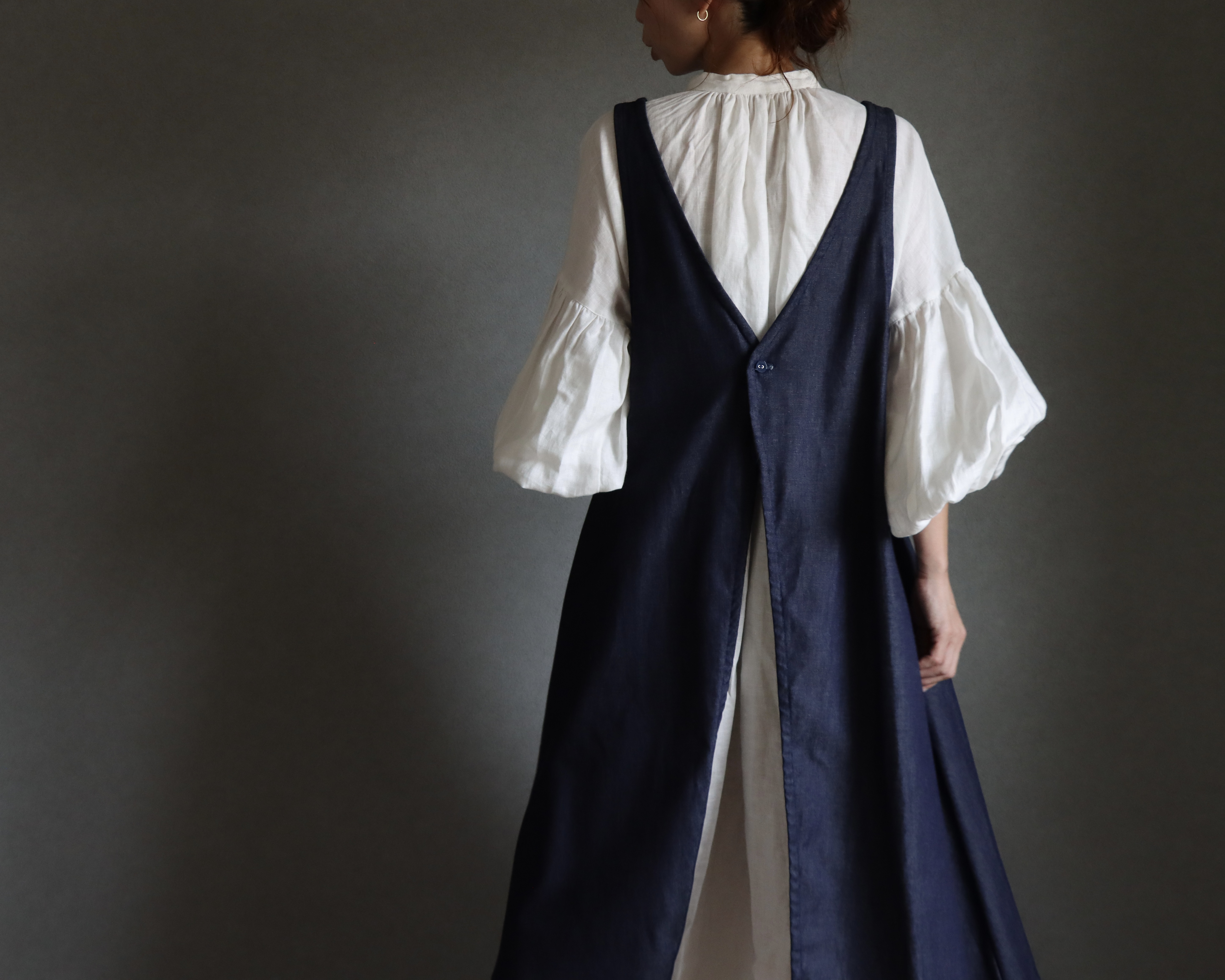 岡山県児島8オンスソフトデニムで魅せる、フレアラインが綺麗な前後2wayエプロンワンピース／インディゴ