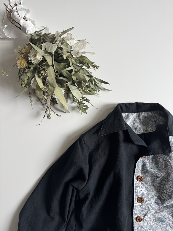 【サイズ90】男の子のための花柄シャツ(黒) 5枚目の画像