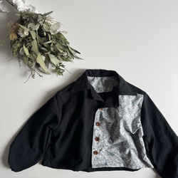 【サイズ90】男の子のための花柄シャツ(黒) 1枚目の画像