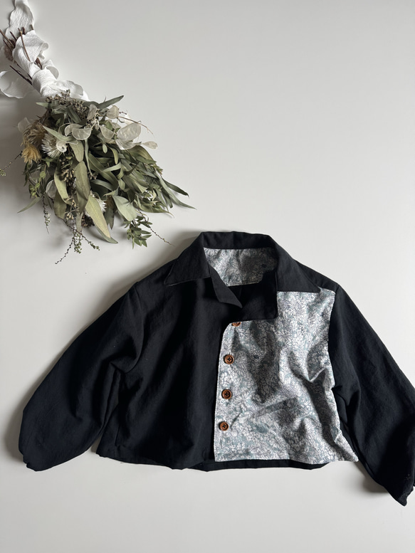 【サイズ90】男の子のための花柄シャツ(黒) 1枚目の画像