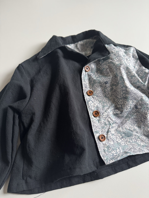 【サイズ90】男の子のための花柄シャツ(黒) 2枚目の画像