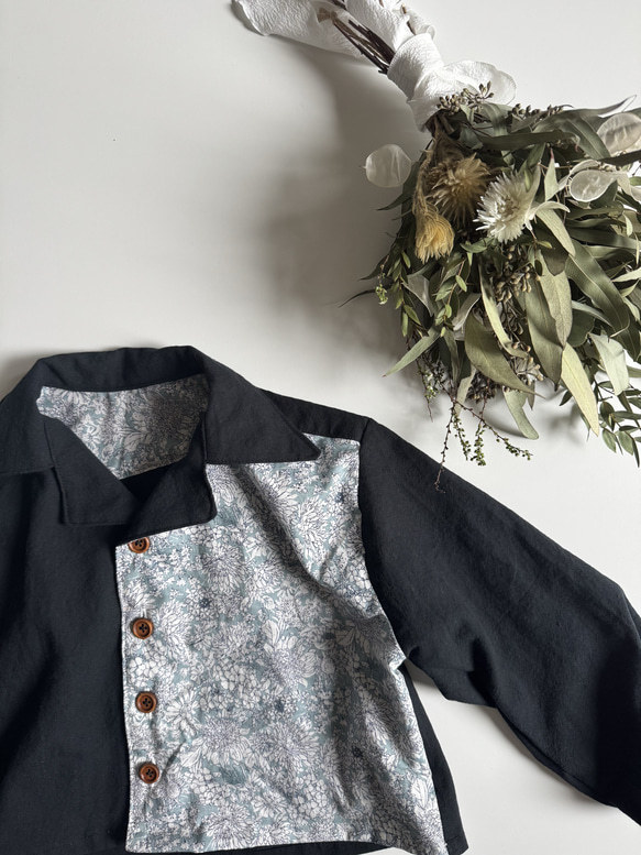 【サイズ90】男の子のための花柄シャツ(黒) 3枚目の画像