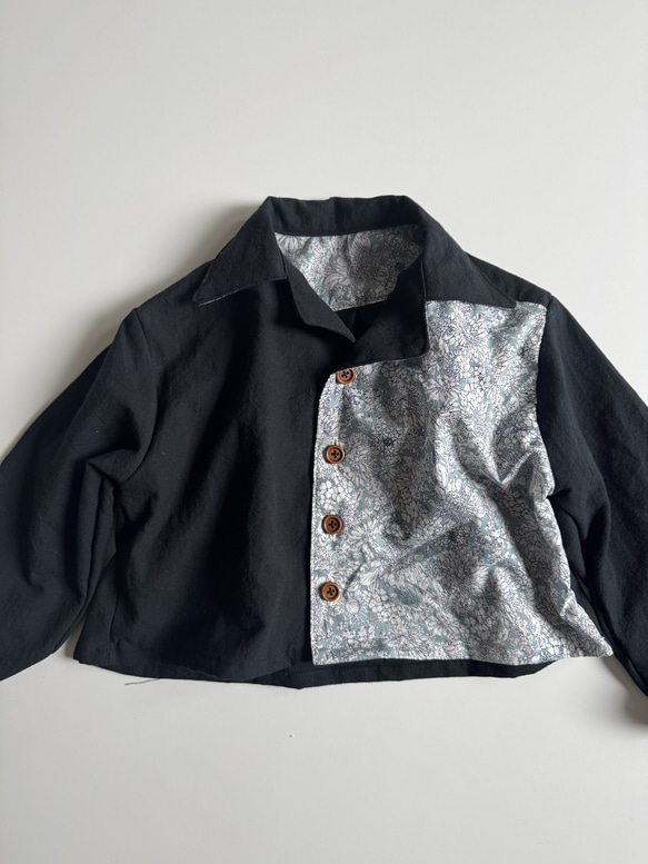 【サイズ90】男の子のための花柄シャツ(黒) 4枚目の画像