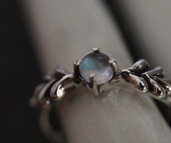 リーフとレインボームーンストーンのリング 5枚目の画像