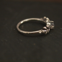 リーフとレインボームーンストーンのリング 2枚目の画像