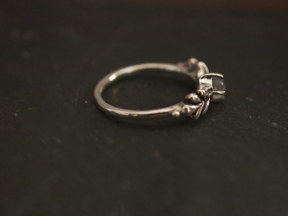 リーフとレインボームーンストーンのリング 2枚目の画像