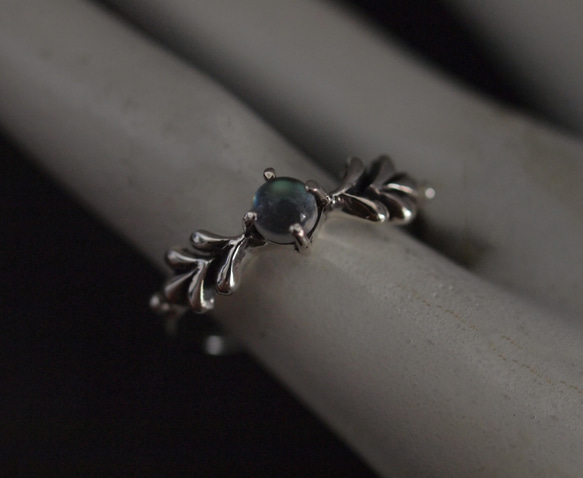 リーフとレインボームーンストーンのリング 4枚目の画像