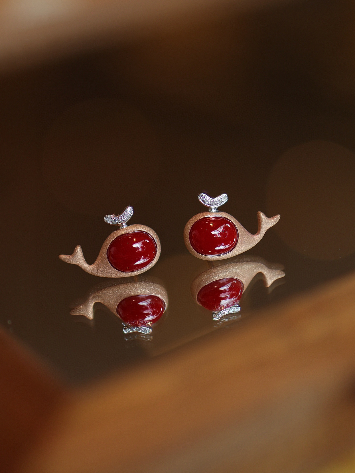 「鯨」K18イエローゴールド　天然血赤サンゴ 珊瑚 ピアス　情熱　3月誕生石　天然ダイヤモンド