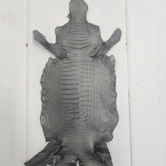 ワニ革　クレイフィニッシュ　墨黒　No.C008683 1枚目の画像