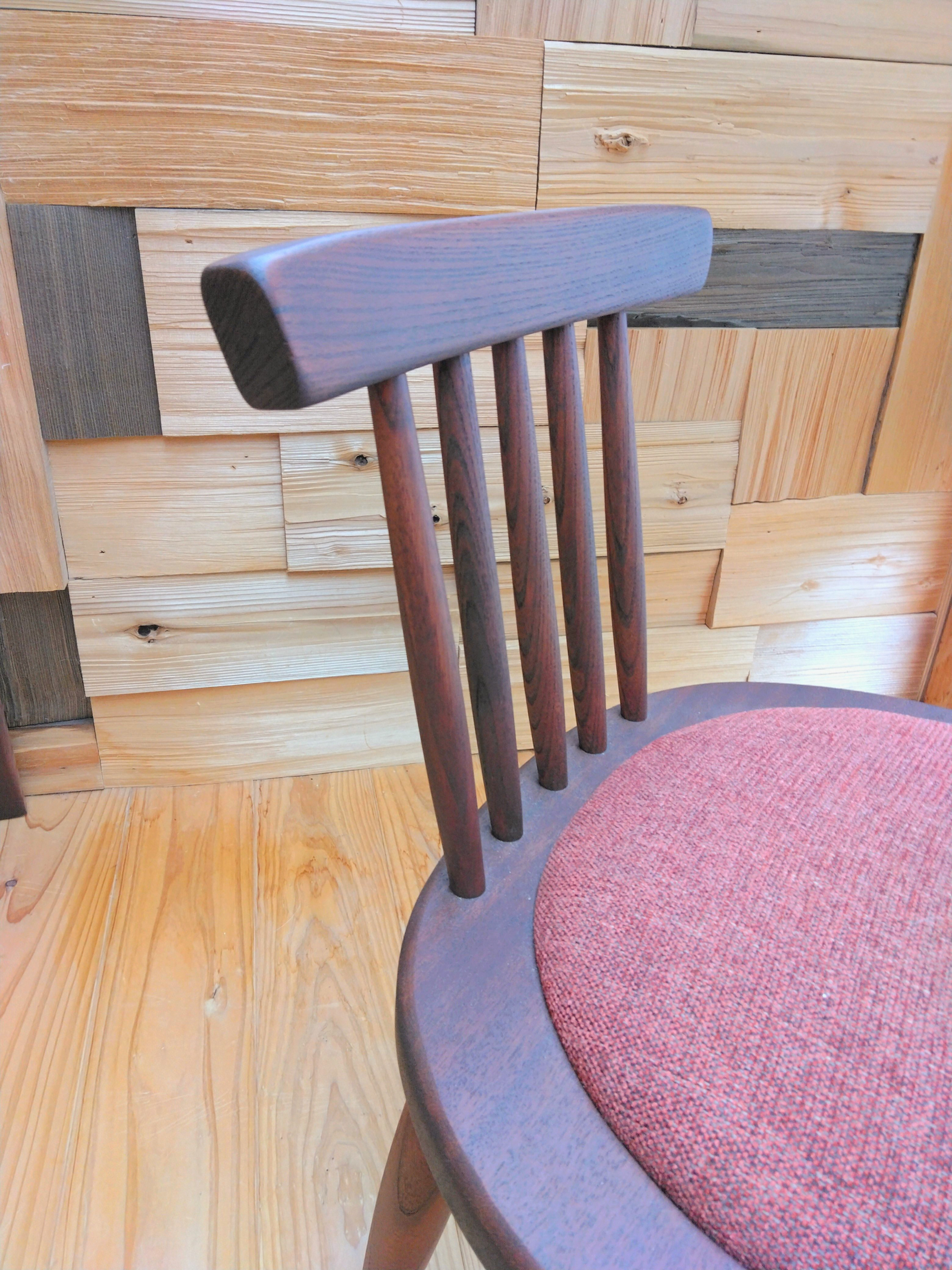 ぷっくりシートのミニ・ウインザーチェア　　赤色・椅子・子供椅子・クッション付き