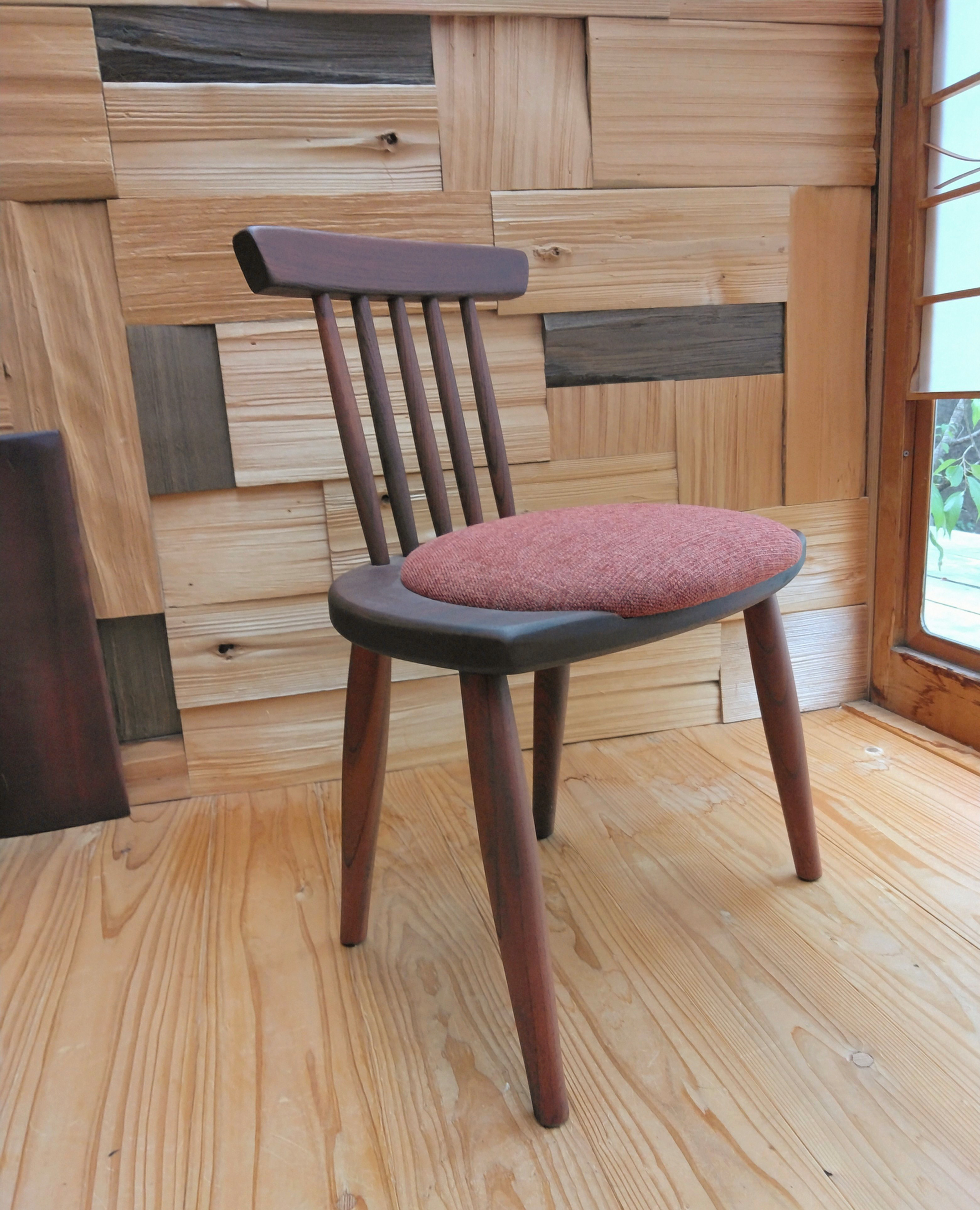 ぷっくりシートのミニ・ウインザーチェア　　赤色・椅子・子供椅子・クッション付き