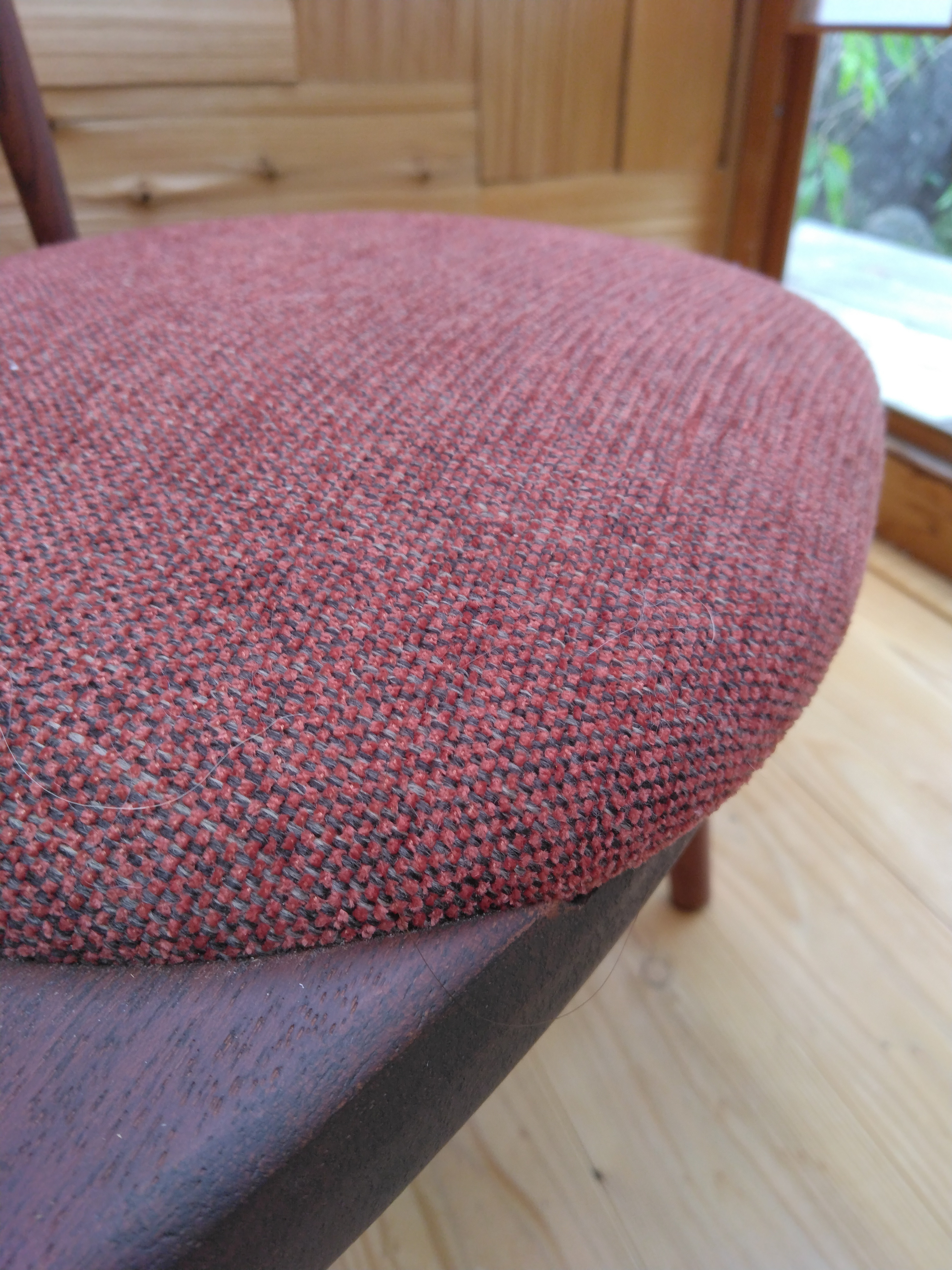 ぷっくりシートのミニ・ウインザーチェア　　赤色・椅子・子供椅子・クッション付き