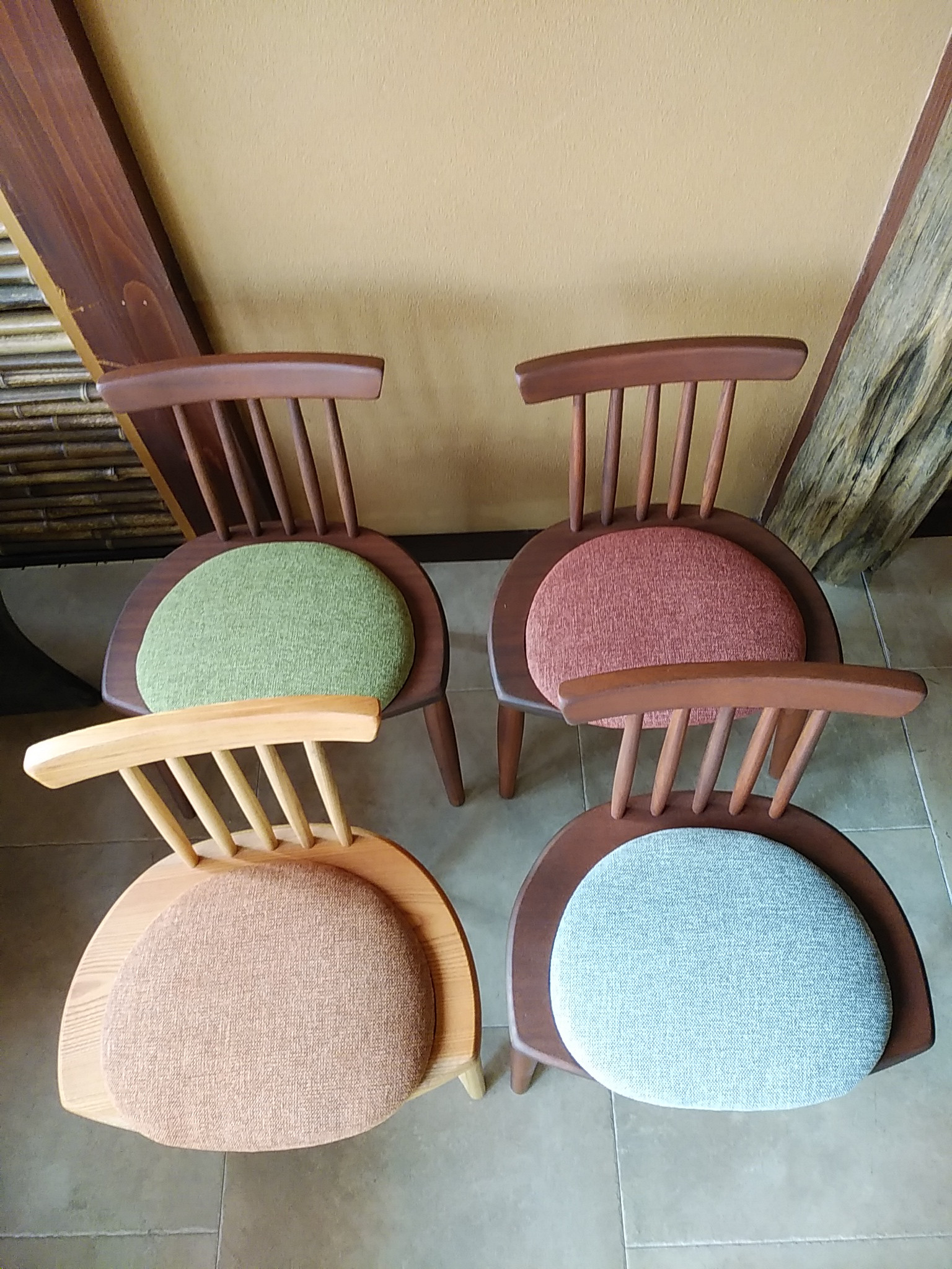 ぷっくりシートのミニ・ウインザーチェア　　赤色・椅子・子供椅子・クッション付き