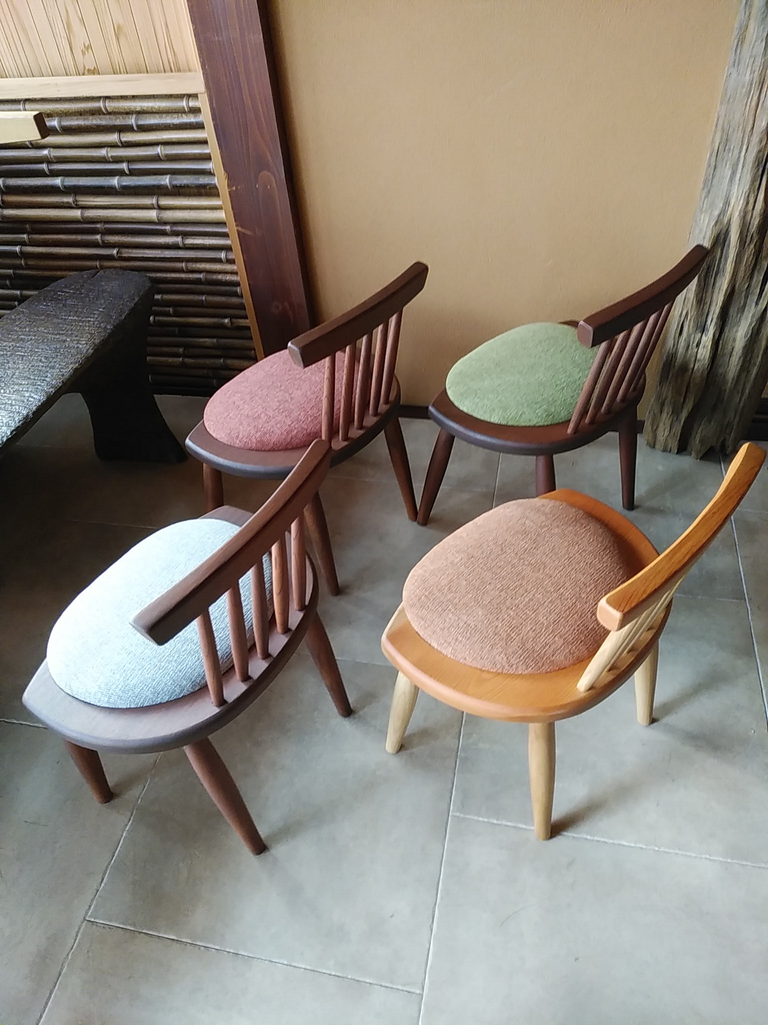 ぷっくりシートのミニ・ウインザーチェア　　赤色・椅子・子供椅子・クッション付き