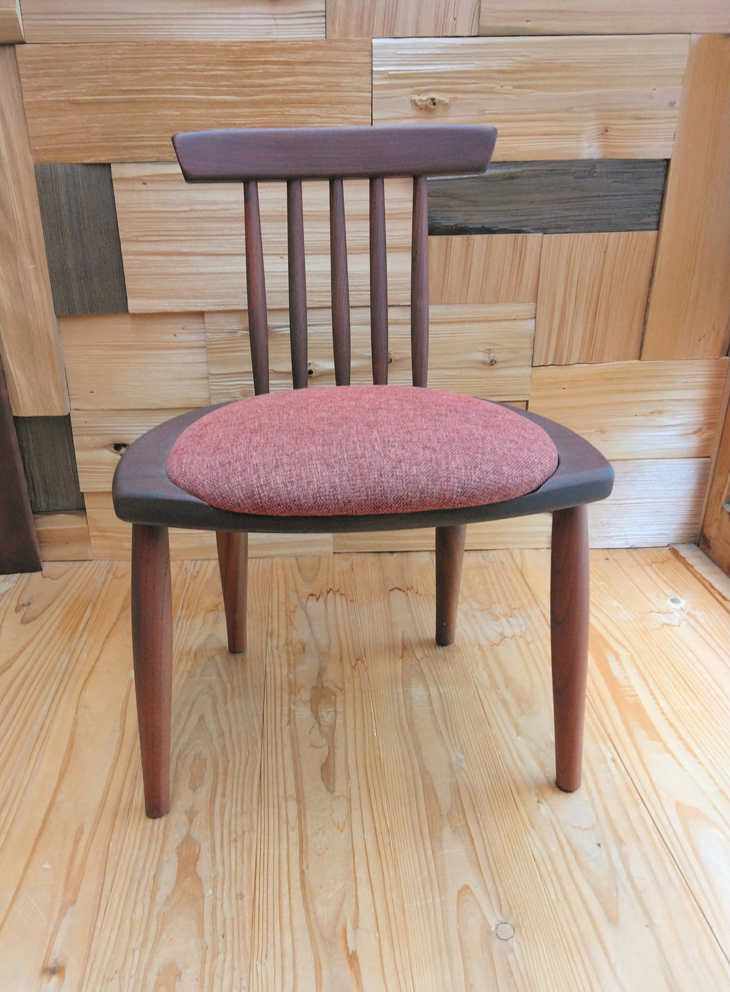 ぷっくりシートのミニ・ウインザーチェア　　赤色・椅子・子供椅子・クッション付き