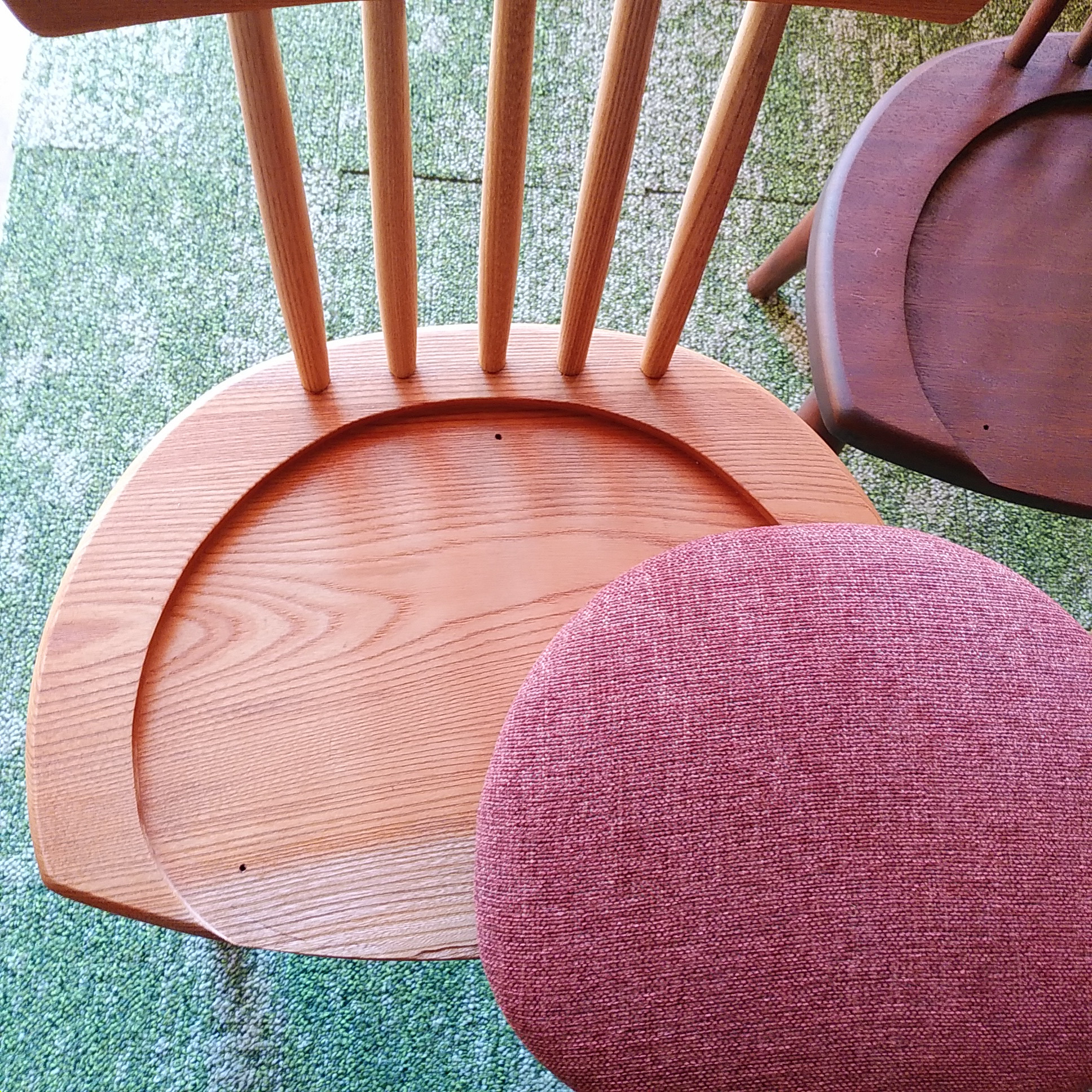 ぷっくりシートのミニ・ウインザーチェア　　赤色・椅子・子供椅子・クッション付き