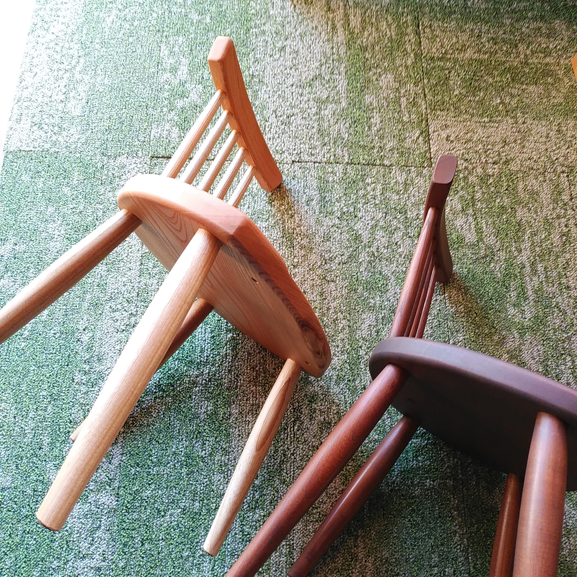 ぷっくりシートのミニ・ウインザーチェア　　赤色・椅子・子供椅子・クッション付き