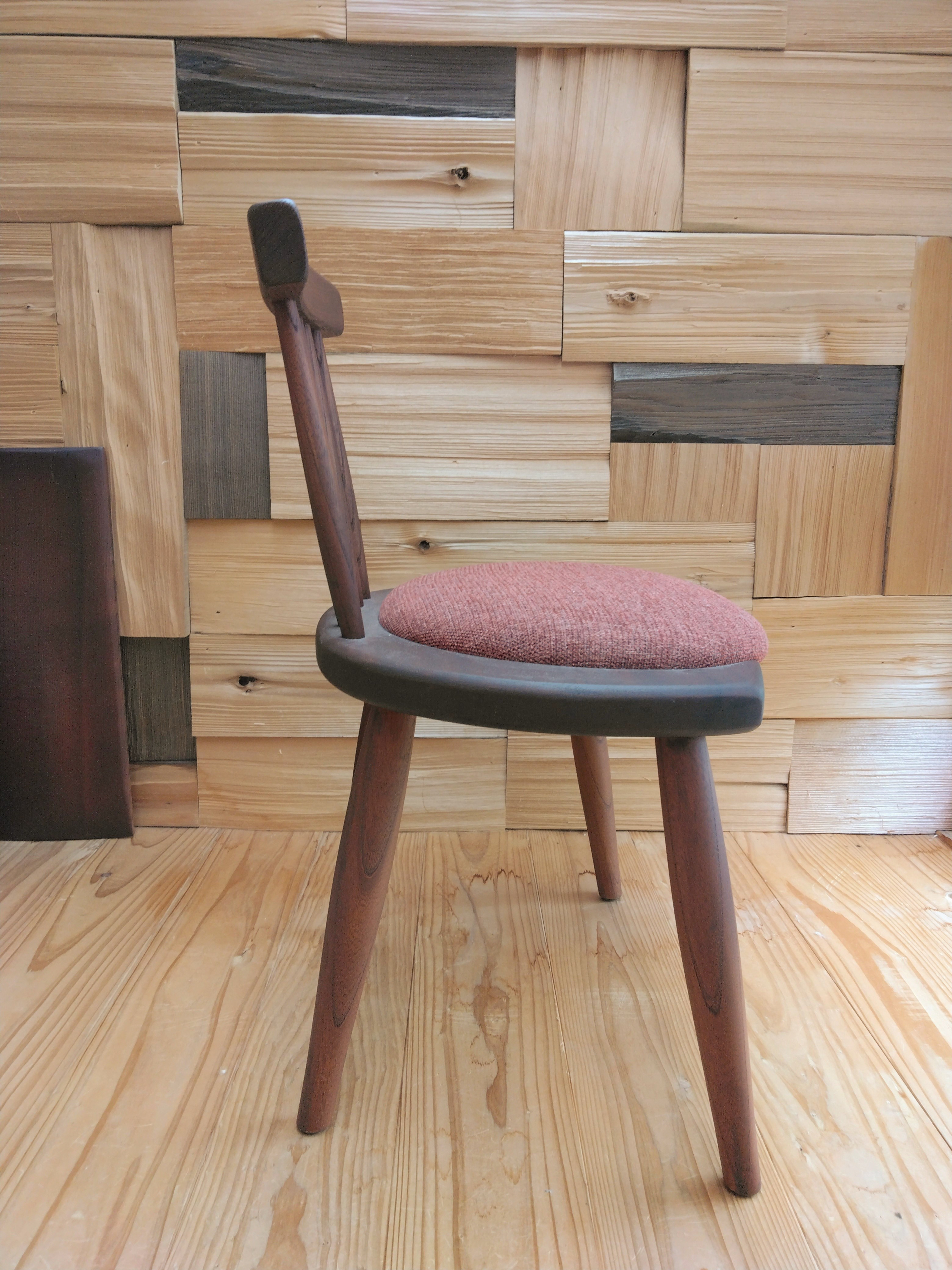 ぷっくりシートのミニ・ウインザーチェア　　赤色・椅子・子供椅子・クッション付き