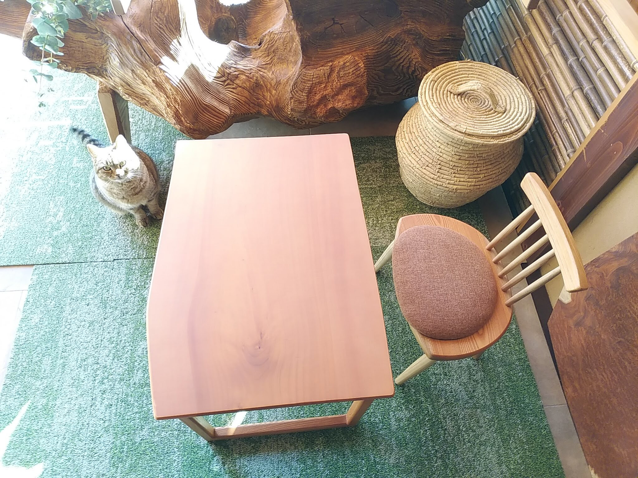 ぷっくりシートのミニ・ウインザーチェア　　赤色・椅子・子供椅子・クッション付き