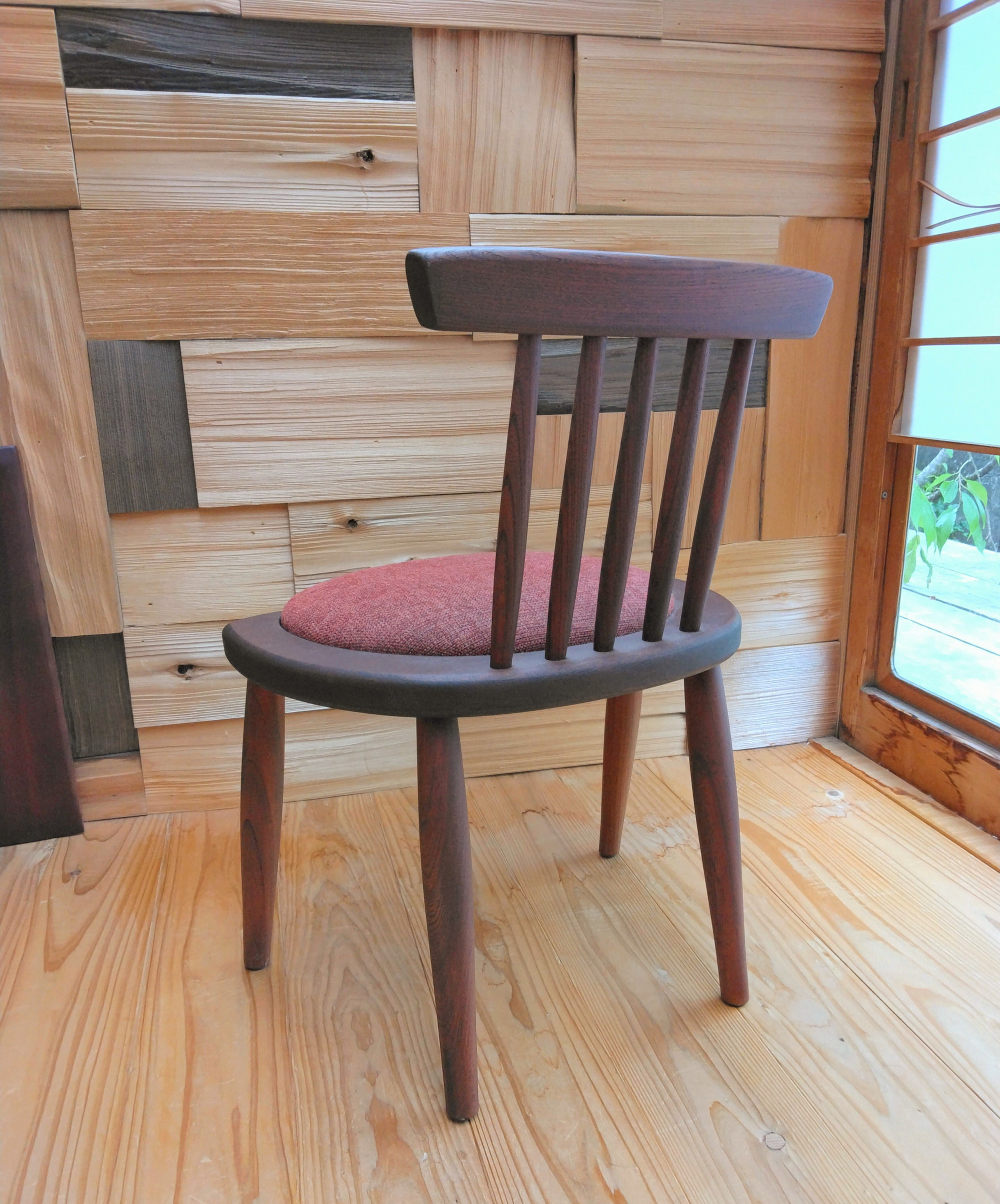 ぷっくりシートのミニ・ウインザーチェア　　赤色・椅子・子供椅子・クッション付き