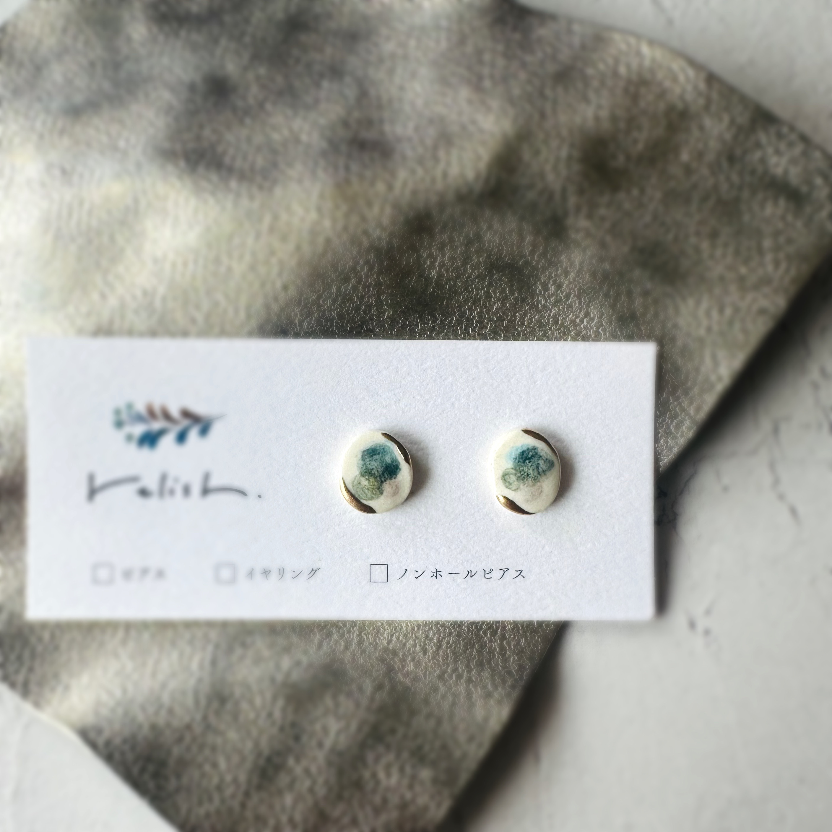 温かく淡い 金継ぎ 陶器 ピアス イヤリング ノンホールピアス 小さい 小ぶり ゴールド 金 オフィス ブルー グリーン
