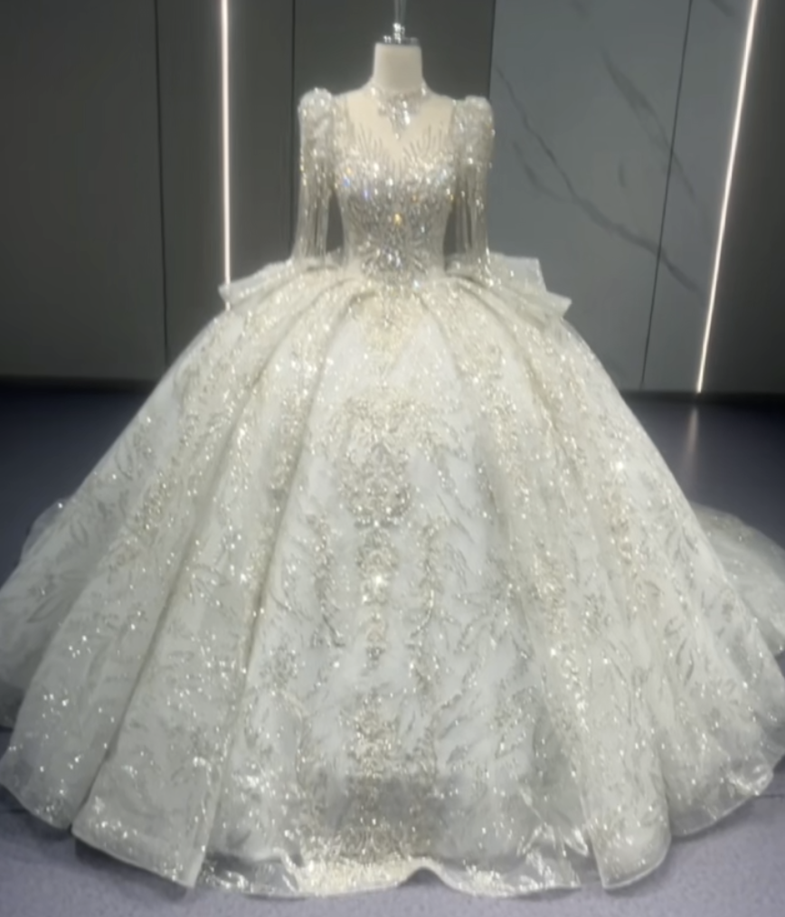 優雅ラッフルスカート　キラキラストーン　長袖背中空き　編み上げ　レースあり　ロングトレーン　プリンセスフレアスカート披露