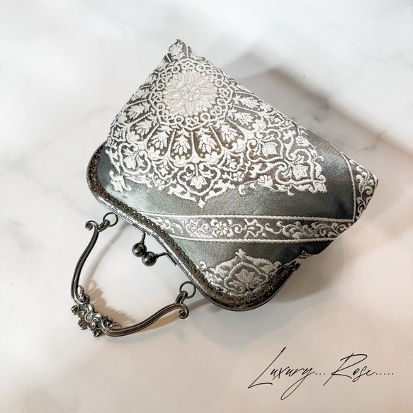 9月新作！ラスト点！！希少ブラック金箔♡格の高い華紋柄の最高級西陣帯バッグ上品なシルバーブラック系高級フォーマルバッグ　 4枚目の画像