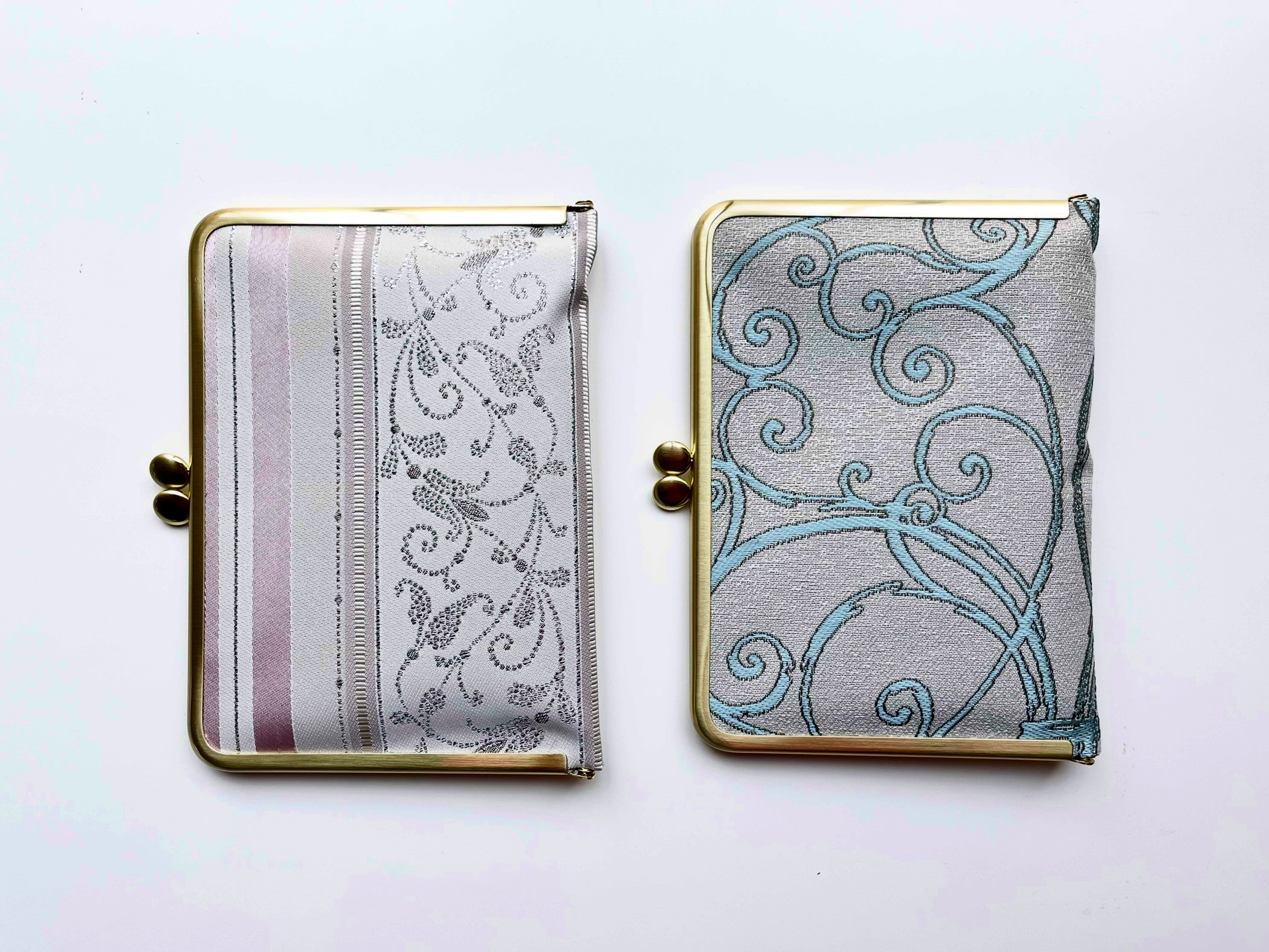 光沢のあるニュアンスカラーのファブリックが素敵なお薬手帳ケース