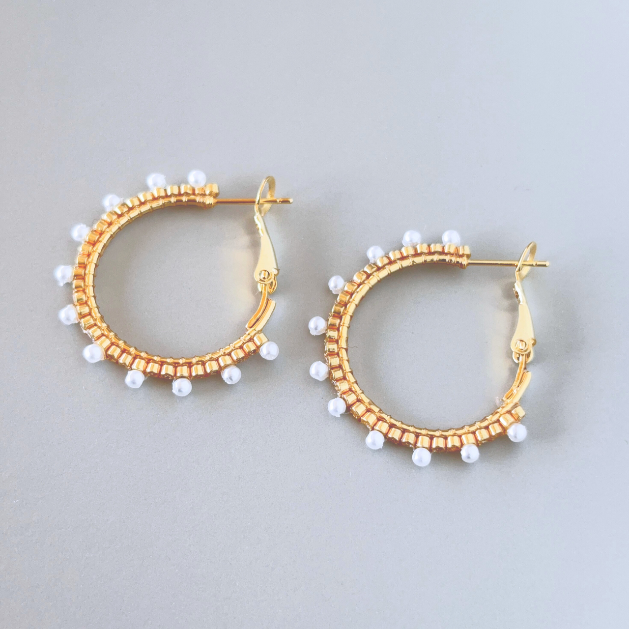 【金属アレルギー対応】パール調つぶつぶフープピアス｜キャッチレス バネ式 ゴールド サージカルステンレス 卒業式