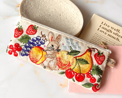 アイボリー生地♡ウサギちゃん刺繍リボン×フルーツ刺繍♡ ポーチ POM
