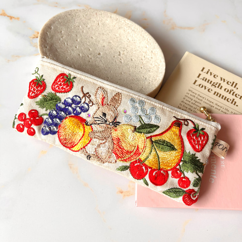 アイボリー生地♡ウサギちゃん刺繍リボン×フルーツ刺繍♡ ポーチ POM