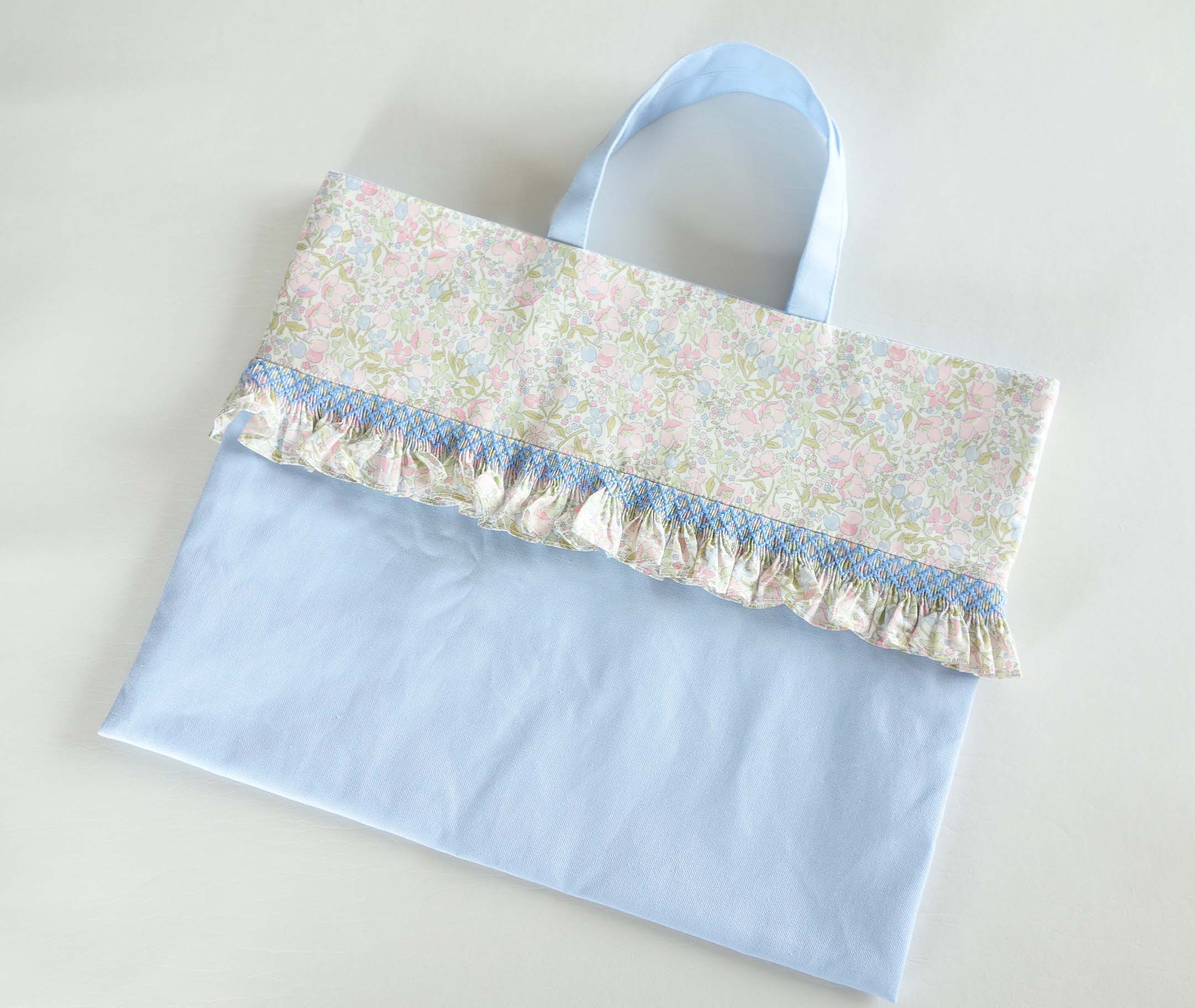 レッスンバッグ　スモッキング 刺繍　ブルー　リバティ  女の子