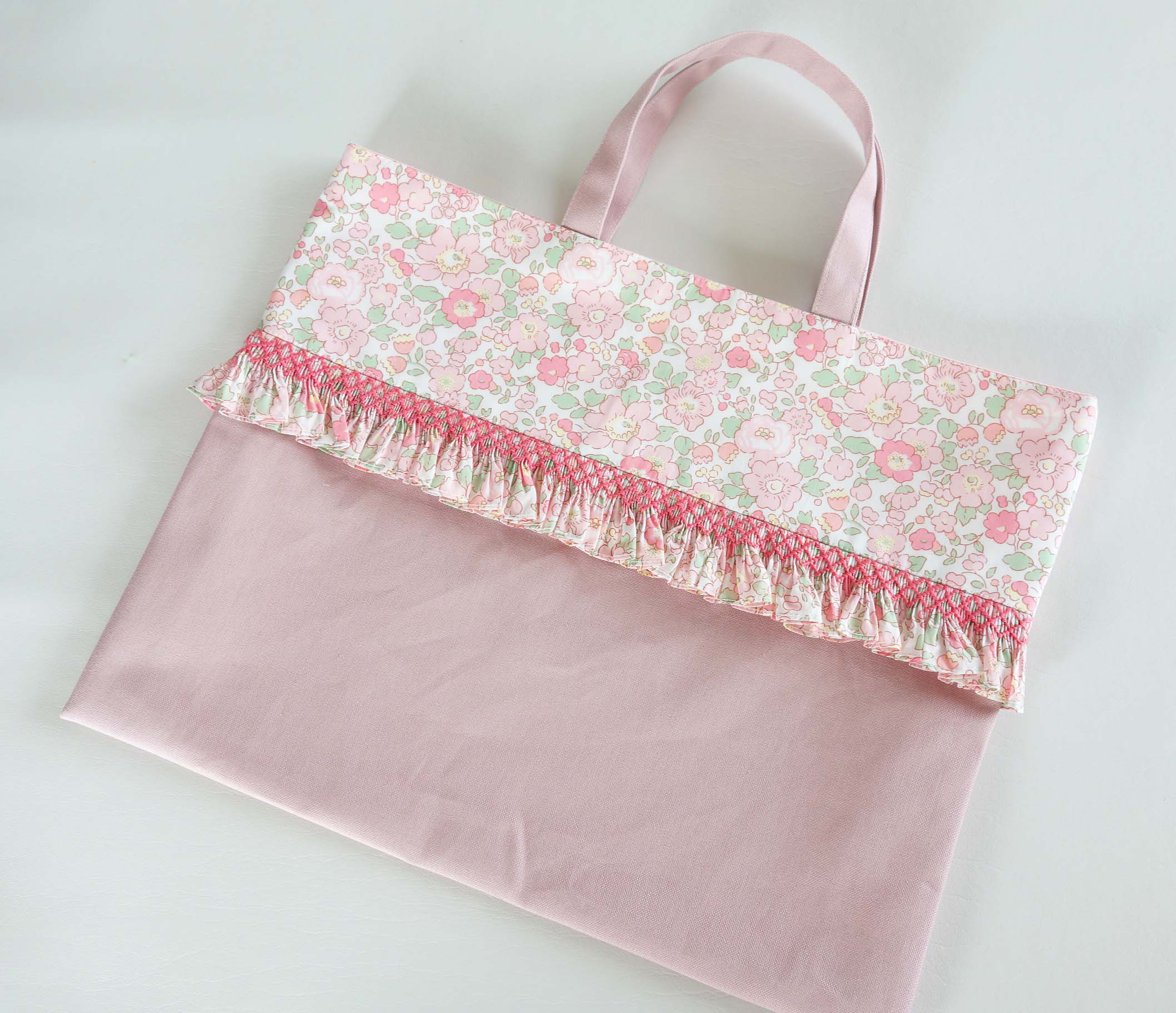 レッスンバッグ　スモッキング 刺繍　ピンク　リバティ  女の子