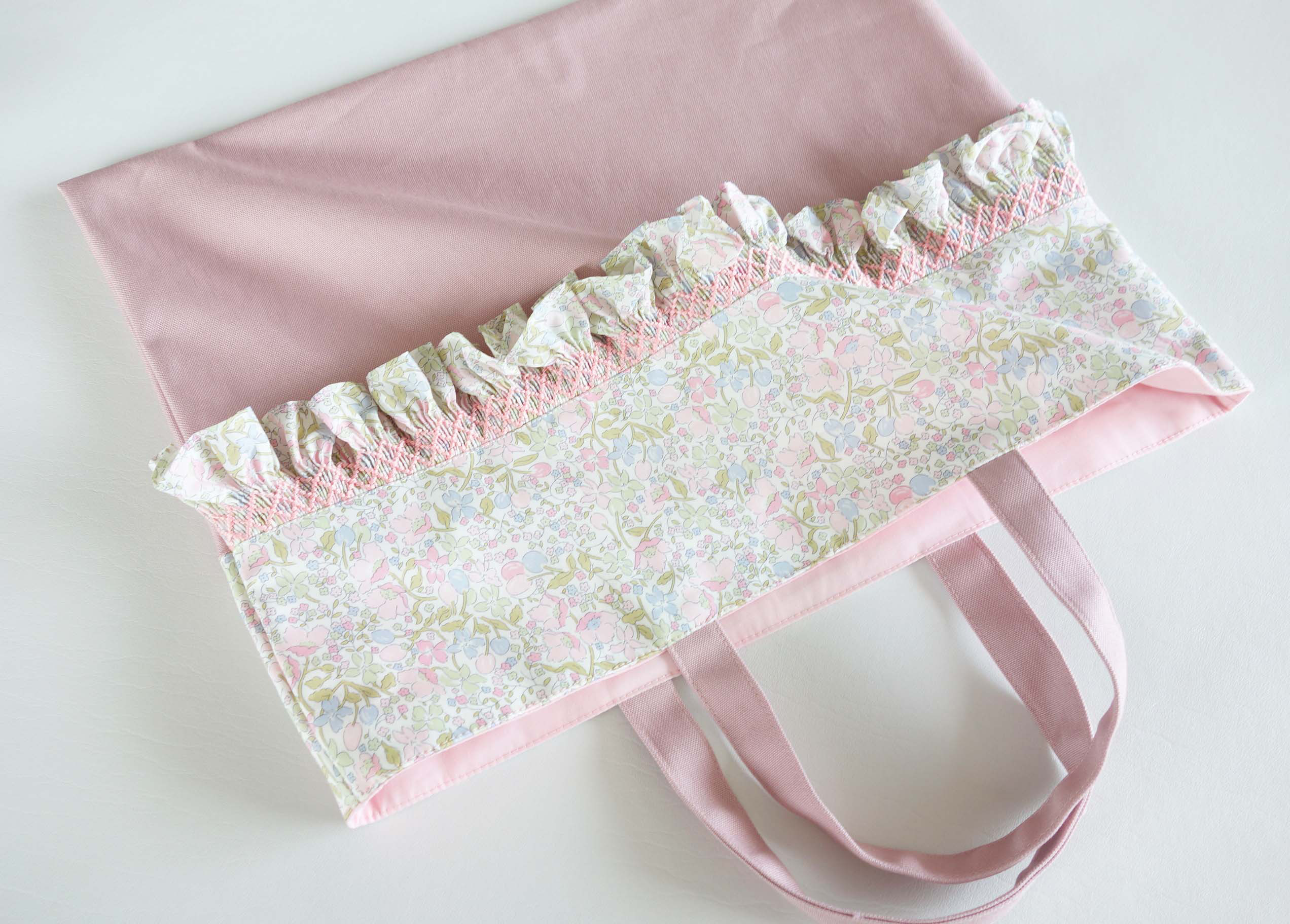 レッスンバッグ　スモッキング 刺繍　ピンク　リバティ  女の子