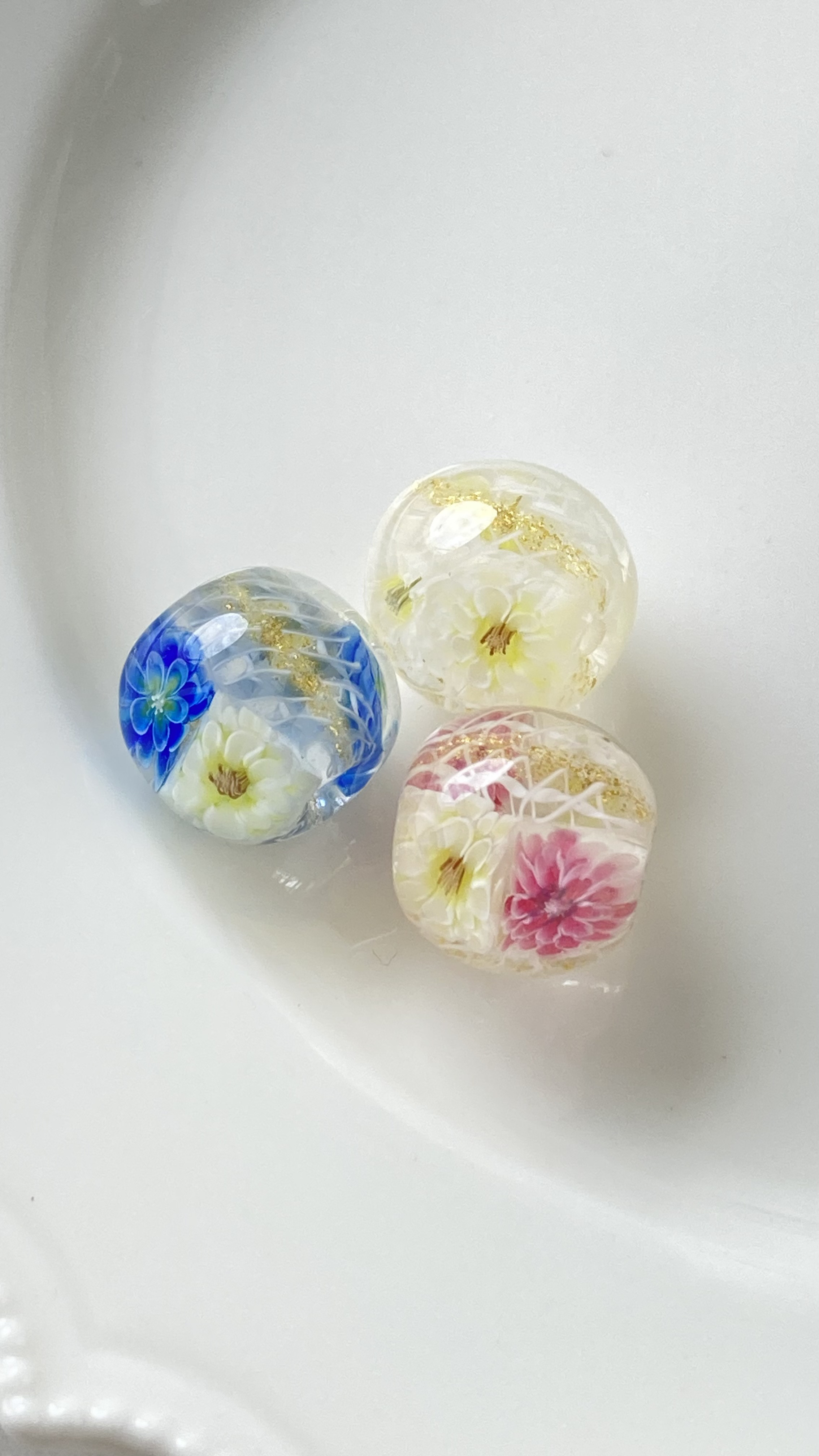 まんまるお花とレースのとんぼ玉