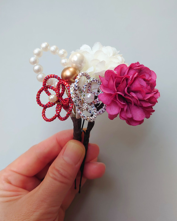 七五三 髪飾り3点セット＊赤白×金の華やかリボンとお花 11枚目の画像