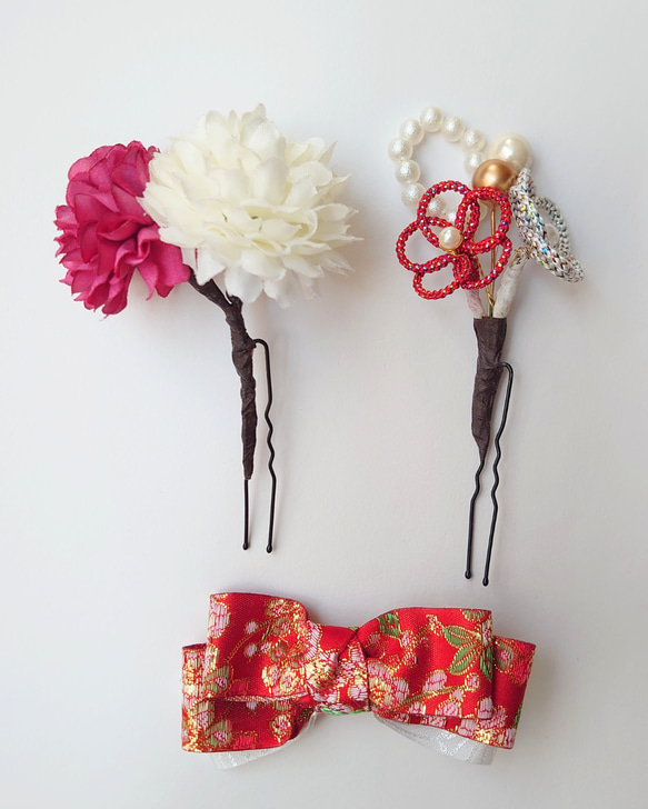 七五三 髪飾り3点セット＊赤白×金の華やかリボンとお花 4枚目の画像
