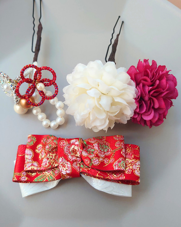 七五三 髪飾り3点セット＊赤白×金の華やかリボンとお花 3枚目の画像
