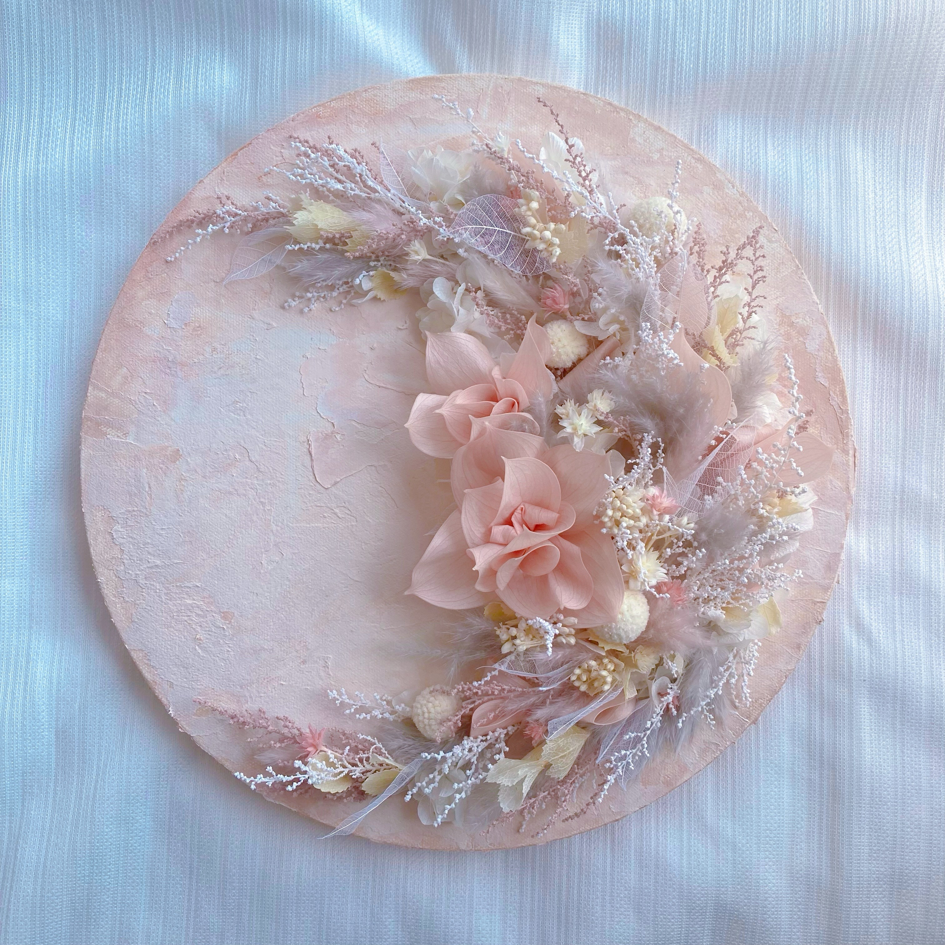 壁を彩る　ピンクベージュの三日月キャンバスフラワー　プリザーブドフラワー　壁飾り　スワッグ　テクスチャーアート