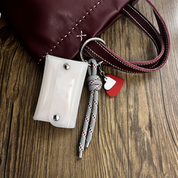 PVCケース×レザーハート×パラコードチャーム / クリア・ホワイト・ダークブラウン 3枚目の画像