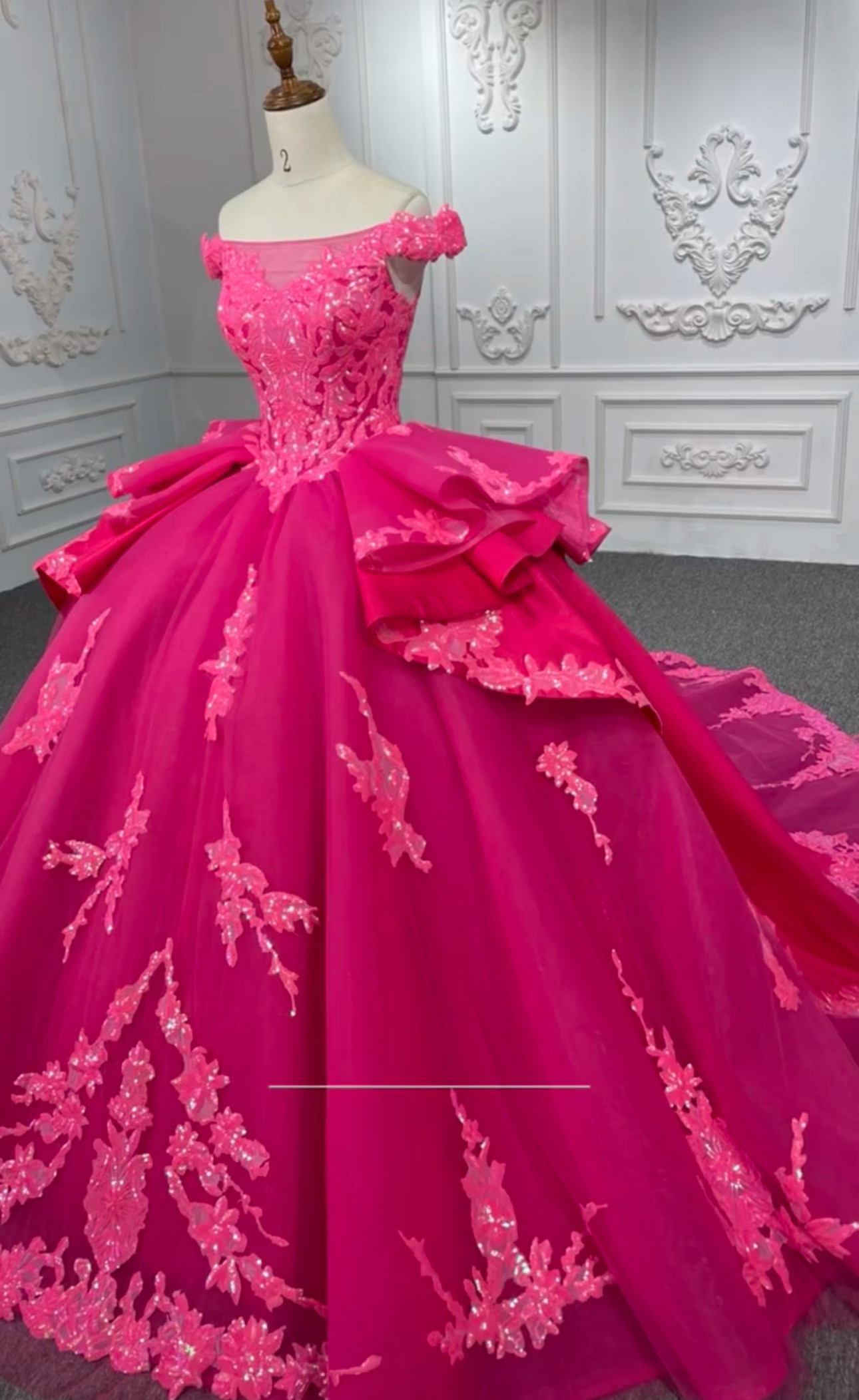 圧倒的に存在感　ピンク薔薇色ローズ　オフショルダー　二の腕カバー　痩せて見える　プリンセスライン　ボリューム　刺繍付き