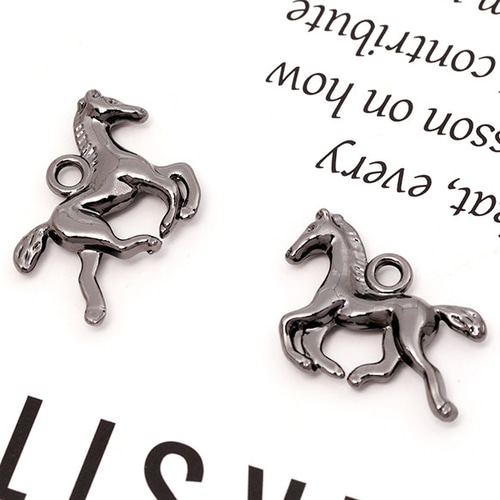 M15496 18個 馬チャーム ウマ 競走馬 立体 生き物 メタル