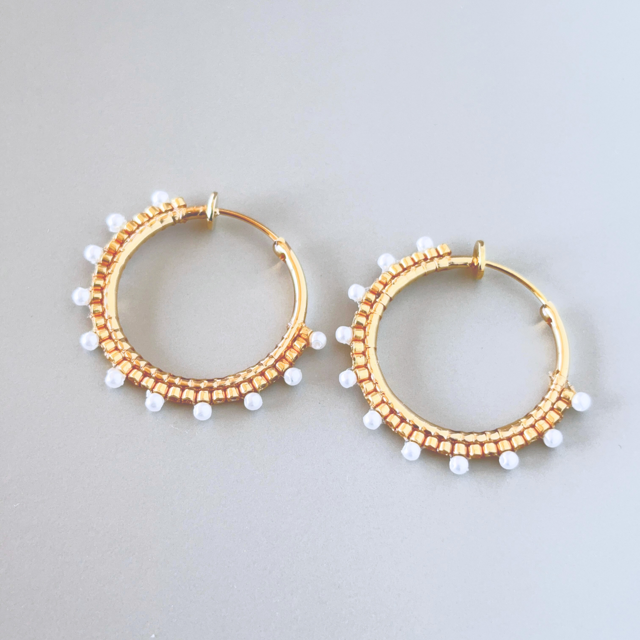 【金属アレルギー配慮】パール調つぶつぶフープイヤリング｜ノンホール バネ式 ゴールド 卒業式 入学式