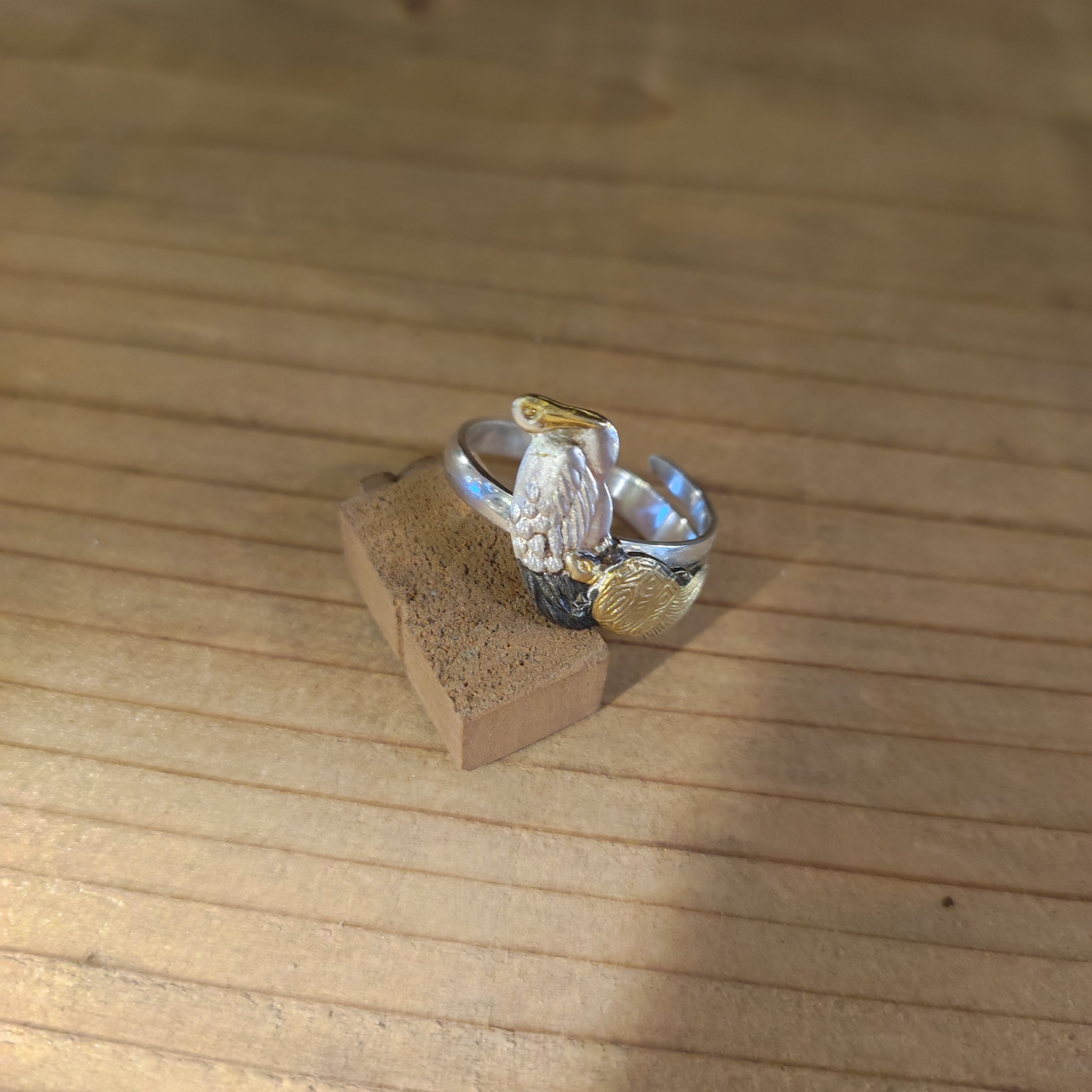 繊細な細工は縁起物デザイン。アンティークシルバー菓子楊枝のリメイクリング「鶴亀」_879