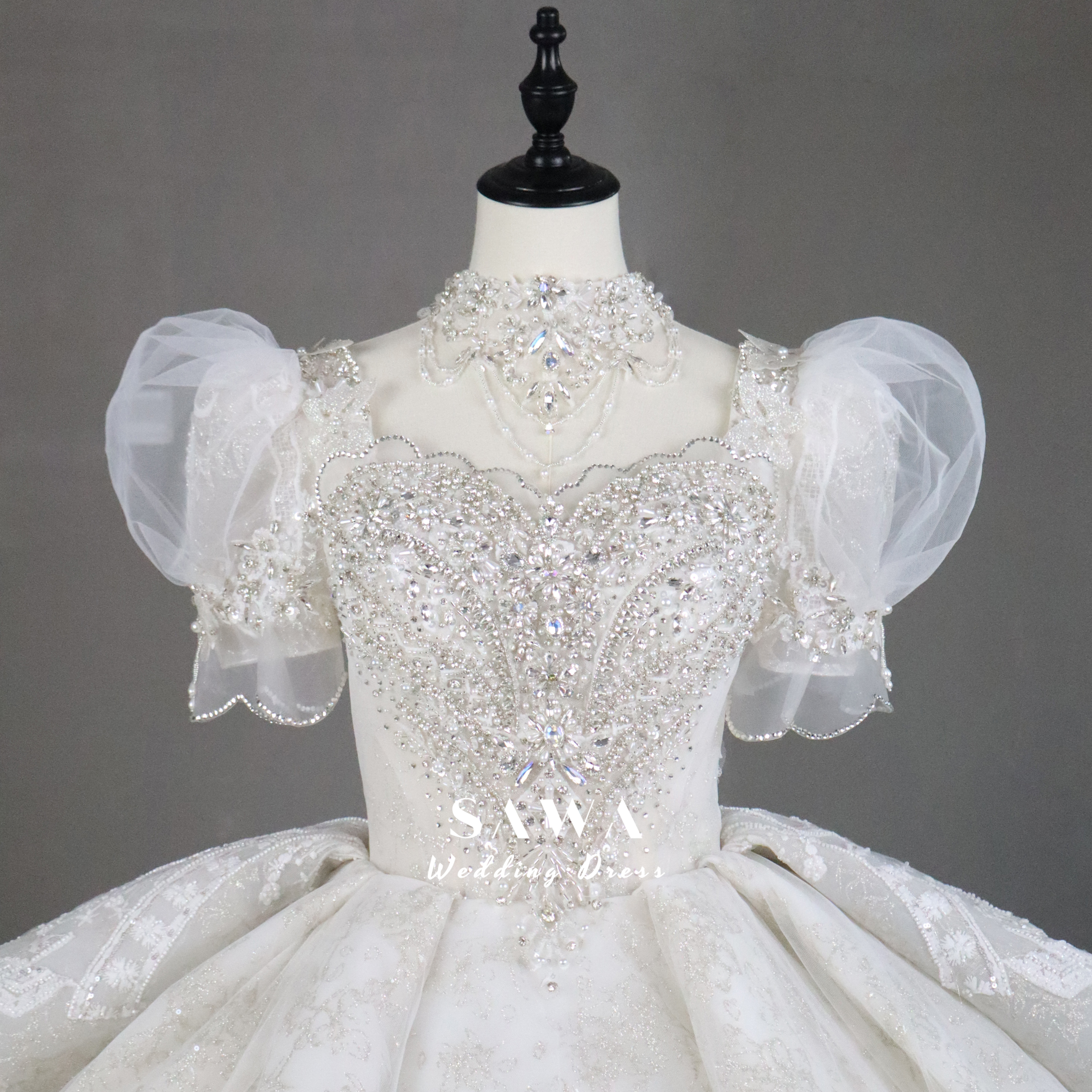 大人気ウェディングドレス　パフスリーブ　可愛い　お姫様　プリンセスライン　ロングトレーン　ラッフルスカート　キラキラ花嫁