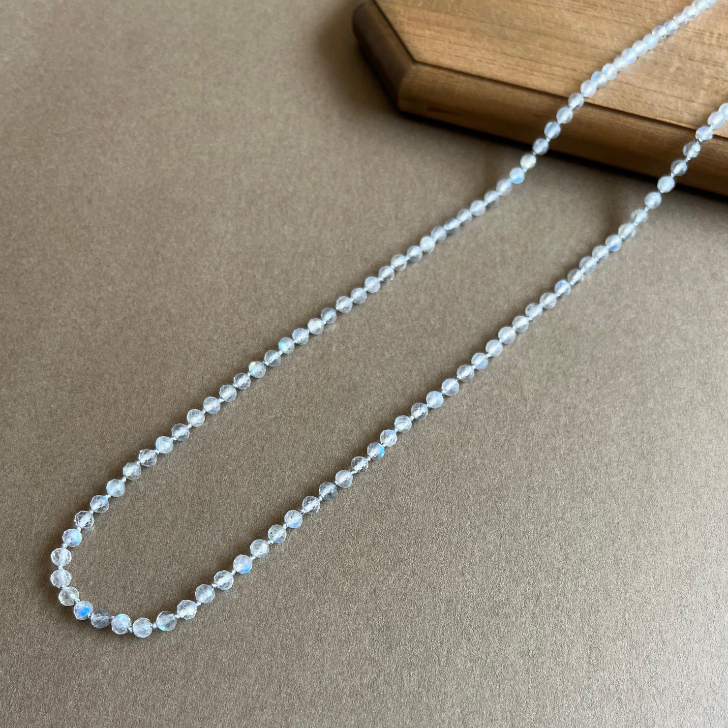 ミステリアスなグレー　ラブラドライト ロングネックレス【K14GF】