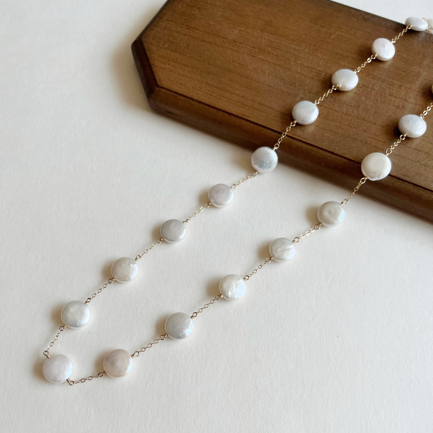 お洒落な大人の存在感　コインパール ロングネックレス【K14GF】